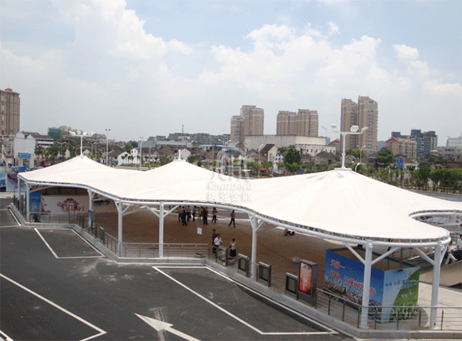 哪些因素會(huì)影響拉伸膜車(chē)棚的安全使用?